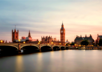 Казахстан покупает у Великобритании бульдозеры и алкоголь, а продает серебро и медь.